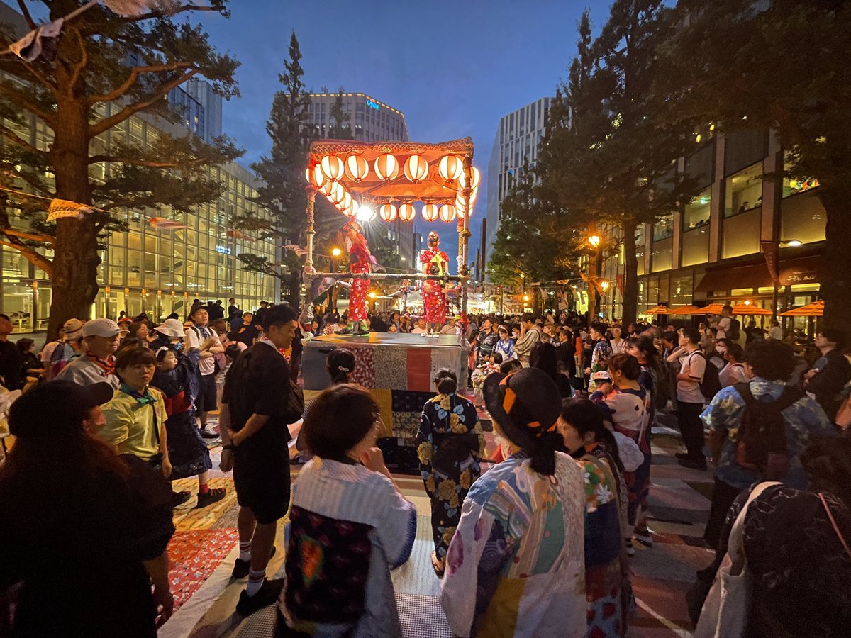 seinoshin's tweet photo. 久しぶりの札幌、そして最後の！さっぽろ八月祭。
福島で始まった、大風呂敷を広げてビッグバンドの生演奏で踊る盆踊りの祭りを、ここまで続けてくださった札幌みなさんに、まずは感謝を伝えなければなりません。まち会社のみなさん、ビッグバンドとぼんどりん、何より札幌大風呂敷チームのみなさん、本当にありがとうございました。そして、、仙波さん、本当におつかれさまでした！！

2014年の札幌国際芸術祭、ディレクター坂本龍一さんのもと、福島でやっていたフェスティバルFUKUSHIMA!の盆踊りをそのまま札幌でやらせてもらったのがきっかけで、それがなんと10年以上も続けてもらえるとは。その間、大友さんディレクターのSIAFもあり、モエレ沼公園に大風呂敷を10000㎡広げたり、全国の大風呂敷チームが一同に会する大風呂敷サミットも開催したり、、と、ある意味本家福島以上に盛り上げてもらいました。

震災から15年後の札幌に大風呂敷が広がり、その上で相馬盆歌やええじゃないか音頭をたくさんの人が手慣れた感じで踊る光景をみて、震災後福島から北海道に移住した安齋伸也くんと、こんな未来が来るとはね、としみじみしたり。

また、今回は大友さん、マユンキキ、バンマス吉田野々子さんらと共に、プロジェクトFUKUSHIMA!として市長を表敬訪問も。SIAFがきっかけで、こうして福島発の祭りを継続してくれた札幌のみなさんへの感謝をお伝えするとともに、原発事故を背景に始まった大風呂敷が、差別やヘイトに対する対応の難しい現在の社会において、当初とはまた違った意味での役割を果たせるかもしれないとお伝えできました。

それにしても、2日目は大友さん急遽の不在だったにも関わらず、盆踊りもオーケストラも、完璧にまとめたバンマス野々子さん、素晴らしかった〜！バンドを支える沼山さんの存在はもちろん、札幌メンバーの層の厚さがちょっと羨ましくもあり。今回で最後と言いつつ、新曲音頭を投入するビッグバンド、これは八月祭から形を変えてもまだまだ続けるつもりということでしょう！と大いに期待してます。

いよいよ来週は福島でマレウレウを迎えてのフェスティバルFUKUSHIMA!。涼しかった札幌とは打って変わって、暑っっい夏の福島、完全手作りの祭りで、お待ちしています↓