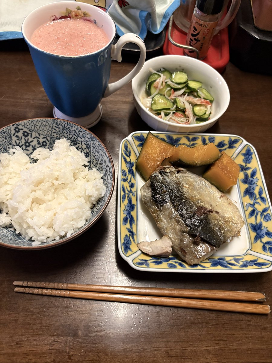 shouyuyanonaka's tweet photo. こんばんは♪🌝🌛🌙🌕。
今日の我が家の🏠🏡🏘️の晩ご飯のメインメニューなんやけどなぁ⁉️

 #ご飯🍚

  #鯖の炊いたん🐟

 #かぼちゃ🎃

 #きゅうりの酢の物🥒

 #コーヒー☕️

 #ポンスケのり

今日の鯖🐟の炊いたんはずいぶん久しぶりやなぁ！

きゅうり🥒の酢の物が出たから酢の物大好き最高3150🤜🏻🤛🏻🖤

かぼちゃ🎃も美味いわぁ。

美味しゅうございました😋
ご馳走様でした🙏😃👍🤤。