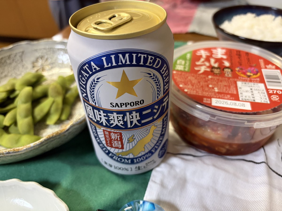 albimitubou's tweet photo. 毎日朝早くから長岡で仕事してるけど、そんな長岡で花火を見るのは大変なんだよね。まずはチケットが取れない。長岡市民じゃないので市民枠で買えないし。自宅で風味爽快ニシテ、枝豆、越後薬草さんの
 まいキムチを食べながらテレビで鑑賞。 https://t.co/d5gAxYppsb