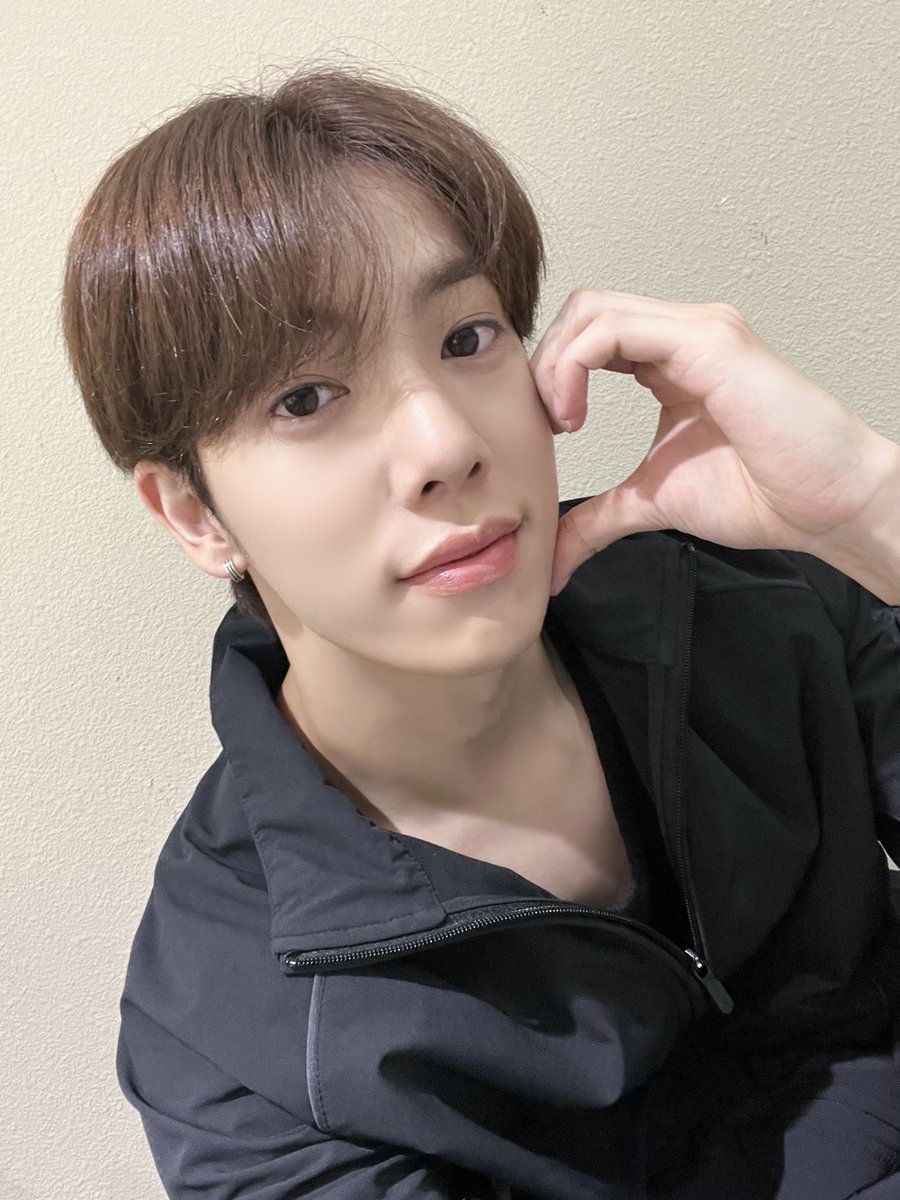 nSSign_official's tweet photo. [ #카즈타 ] 오늘은 마지막 공연이었어요!!!
구승준 이제 안녕👋🏻 난 카즈타로 돌아갈게!

보러 와주신분들! 정말 감사합니다!
덕분에 잘 마무리 했습니다ㅎㅎ
모두 감사합니다🙇‍♂️

#nSSign #엔싸인 #エンサイン #KAZUTA https://t.co/jLLhGGvac9