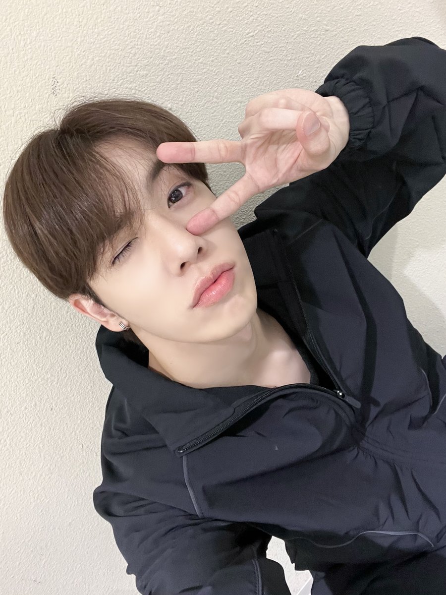 nSSign_official's tweet photo. [ #카즈타 ] 오늘은 마지막 공연이었어요!!!
구승준 이제 안녕👋🏻 난 카즈타로 돌아갈게!

보러 와주신분들! 정말 감사합니다!
덕분에 잘 마무리 했습니다ㅎㅎ
모두 감사합니다🙇‍♂️

#nSSign #엔싸인 #エンサイン #KAZUTA https://t.co/jLLhGGvac9