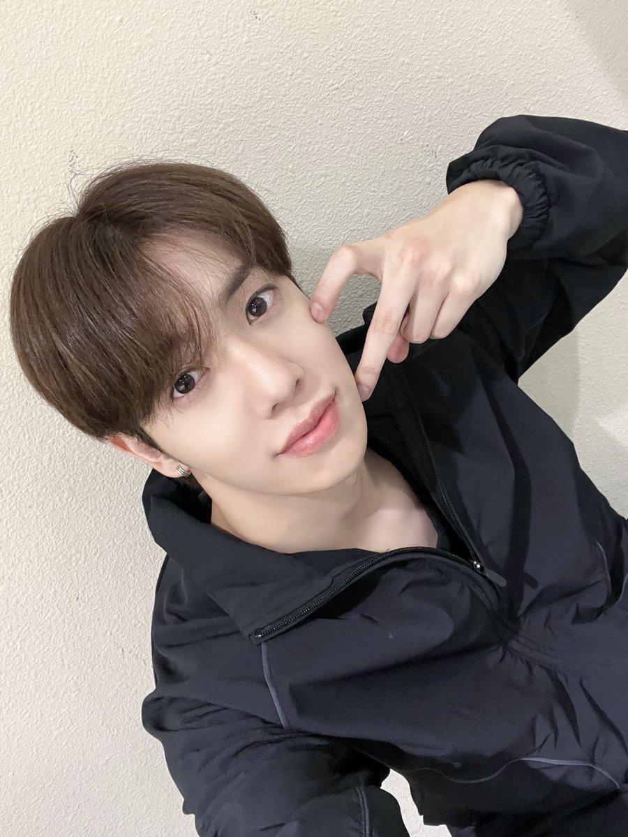 nSSign_official's tweet photo. [ #카즈타 ] 오늘은 마지막 공연이었어요!!!
구승준 이제 안녕👋🏻 난 카즈타로 돌아갈게!

보러 와주신분들! 정말 감사합니다!
덕분에 잘 마무리 했습니다ㅎㅎ
모두 감사합니다🙇‍♂️

#nSSign #엔싸인 #エンサイン #KAZUTA https://t.co/jLLhGGvac9