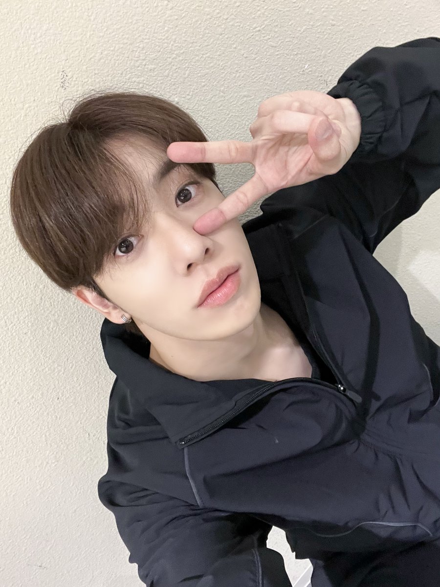 nSSign_official's tweet photo. [ #카즈타 ] 오늘은 마지막 공연이었어요!!!
구승준 이제 안녕👋🏻 난 카즈타로 돌아갈게!

보러 와주신분들! 정말 감사합니다!
덕분에 잘 마무리 했습니다ㅎㅎ
모두 감사합니다🙇‍♂️

#nSSign #엔싸인 #エンサイン #KAZUTA https://t.co/jLLhGGvac9