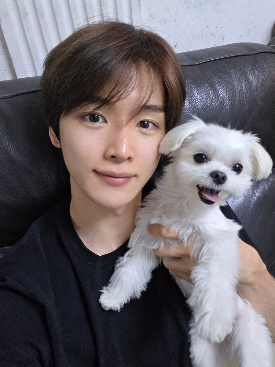 kumosungs's tweet photo. น่ารักจัง น้องคยออุลดูดีใจมากอะ เห็นภาพน้องวิ่งมาอ้อนซองชานจากรูปเลย 🥺🥺🥺🥺🥺🥺🥺 https://t.co/Q9jWOARuZv