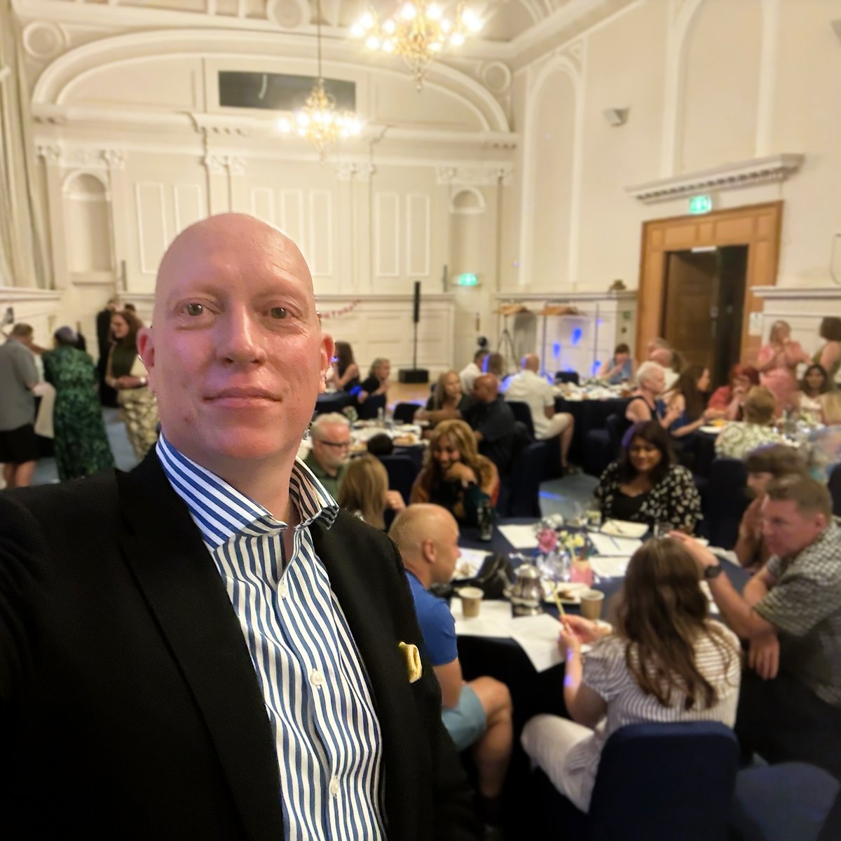 RobBone's tweet photo. Lots of fun at Reading Town Hall to help Linda celebrate her birthday in style.

#RobertBone #CloseUpMagic #CloseUpMagician #MindReader #CorporateEvents #PrivateParty #PartyMagic #EventEntertainment #CardMagic #MagicTricks #SleightOfHand https://t.co/b6HqKg1P5f
