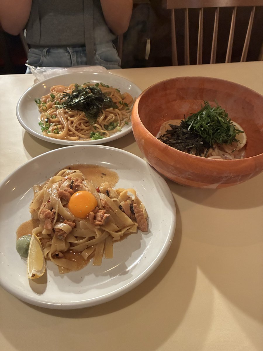 Ivory_0214's tweet photo. 平井スパゲッティ
エビとたっぷり海苔の和風クリームペペロンチーノ　リングイネに変更
￥1380
⭐️⭐️⭐️⭐️
塩鮭ペペロンチーノ
フェットチーネに変更
￥980
⭐️⭐️
たらこクリームとイカと青じそ
￥1480
⭐️⭐️⭐️

スパゲッティが369種類ある
床が粘着テープくらいベトベトしている
店員多いのに水セルフ https://t.co/imoshJb90H