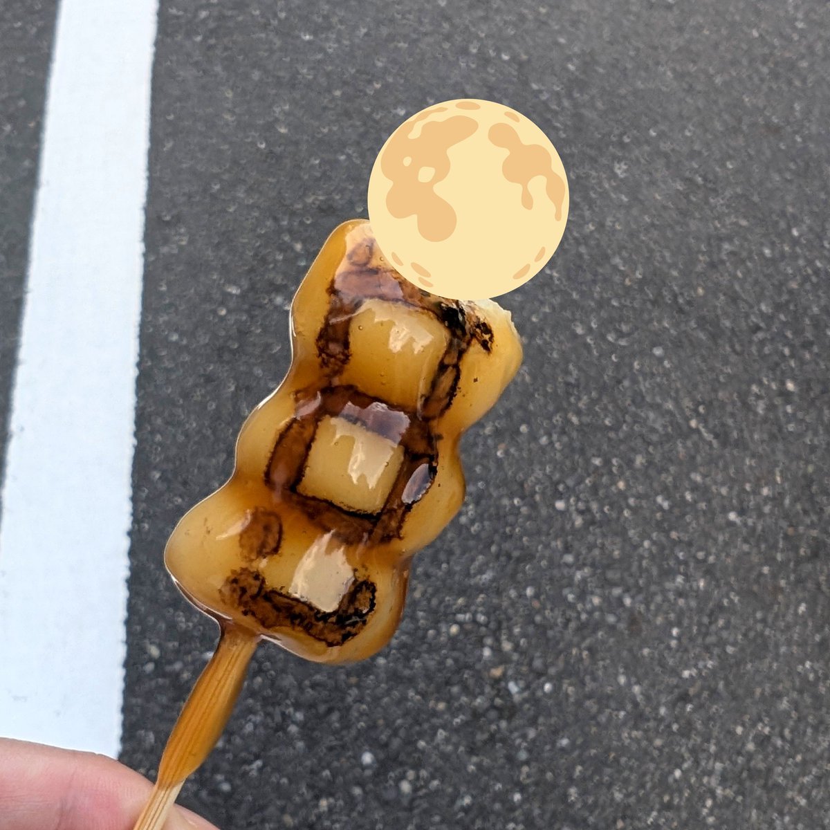hinat717's tweet photo. 食べて歩いて、いい休み！
散歩の途中で食べた団子、柔らかくておいしかった(食べかけ) https://t.co/2A9gxdtjTX