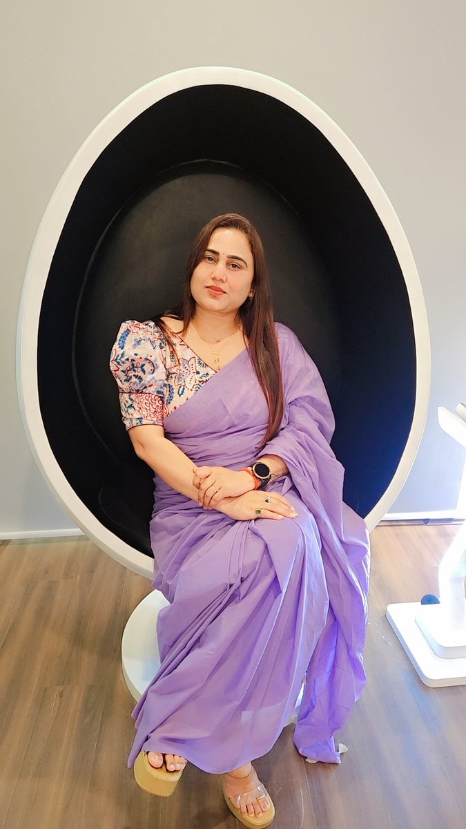 DrMansiDwivedi3's tweet photo. किशोरावस्था के पूर्वार्ध से कविता लेखन की अभिरूचि ने उर अंतस में जन्म लिया फिर तबसे हम उसी के हो लिए.. 🥰 

#Mansi 
डॉ मानसी द्विवेदी https://t.co/1VD3XNpged