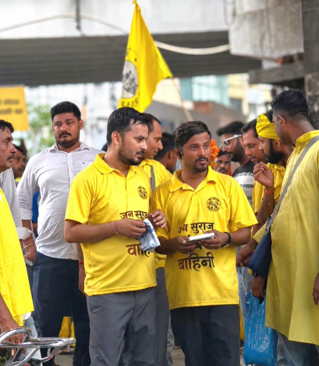 MrigendraSpeaks's tweet photo. कमजोर राजा भी मजबूत सेनापति की वजह से, हारा हुआ रण जीत लेता है लेकिन जब राजा भी शौर्यवान हो और सेनापति भी शूरवीर लड़ाका हो, तो जंग में सिर्फ जीत हासिल नहीं होती है बल्कि बड़ा इतिहास कायम हो जाता है....!!

प्रशांत किशोर और जनसुराज के दो सेनापति के लिए यह पोस्ट हमें विवश हो कर करना पड़ रहा है...इन दो सेनापति के योगदान और उनकी चर्चा के बिना बाँकीपुर चुनाव की कहानी अधूरी रह जायेगी....!!

जनसुराज संघर्ष वाहिनी के प्रदेश अध्यक्ष अनूप मैथिल और इसी विंग के प्रदेश उपाध्यक्ष आदित्य मोहन, यह जनसुराज के अनमोल नगीने हैं....!!

इन दोनों ने बाँकीपुर मैदान के लिए, पिच भी तैयार किये और पूरे ग्राउंड पर ग्रास से ले कर सारी व्यवस्था मुकम्मिल की... चुनाव प्रचार के दौरान ये दोनों अलग-अलग बँट कर, बेहद धारदार और शानदार प्रचार किए.....!!

लोगों से जुड़ कर संवाद करना, बेहद प्रभावशाली होता है...अनूप और आदित्य ने कमाल का कोर्डिशन दिखाया....पूरे चुनाव के दौरान, इन दोनों ने बड़ी गहरी छाप छोड़ी है....!!

 चुनाव के दिन 30 जून को तो, इन दोनों ने एक अलग ही पटकथा लिख डाली.. विभिन्न बूथों पर समय से पहुँच कर, इन दोनों ने सोशल मीडिया का बेहतरीन उपयोग किया... सारे घटनाक्रम को अलग-अलग क्षेत्र से, तस्वीर के जरिये परोसते रहना जीवटता का बड़ा प्रमाण है.....!!

हम इन दोनों युवा से आमने सामने से परिचित नहीं हैं..  इन दोनों को लंबा चलना है और बड़ी सामाजिक जगह बनानी है....!!

 असली जीवन वह है जिसमें जिद, जुनून, अख्खड़पन और जीवटता हो....!!