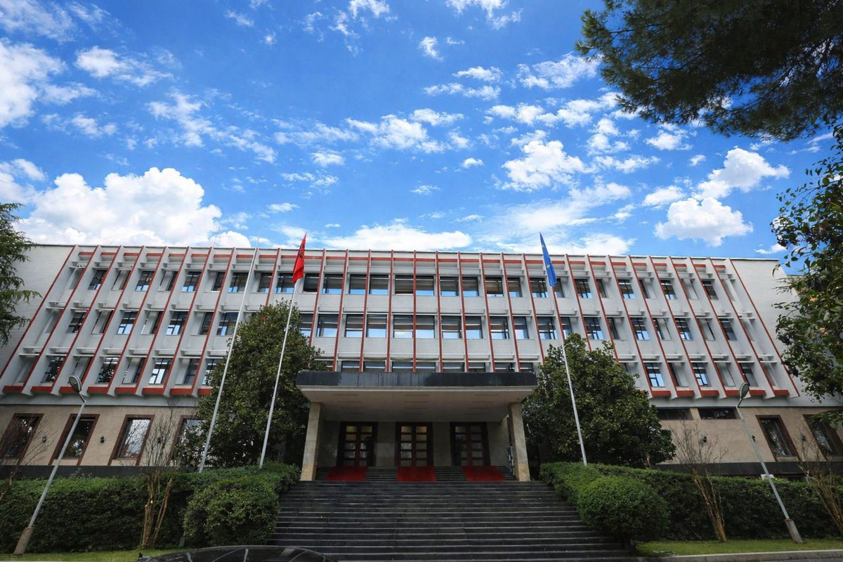 AlbanianDiplo's tweet photo. Mbi masat për lehtësimin e kalimit të qytetarëve shqiptarë në pikat kufitare mes Kroacisë dhe Malit të Zi gjatë sezonit veror, në kushtet e fluksit të lartë të udhëtarëve.

🔗 Lexoni njoftimin e plotë: https://t.co/UP7n0Q7FFU https://t.co/662jlowBFd