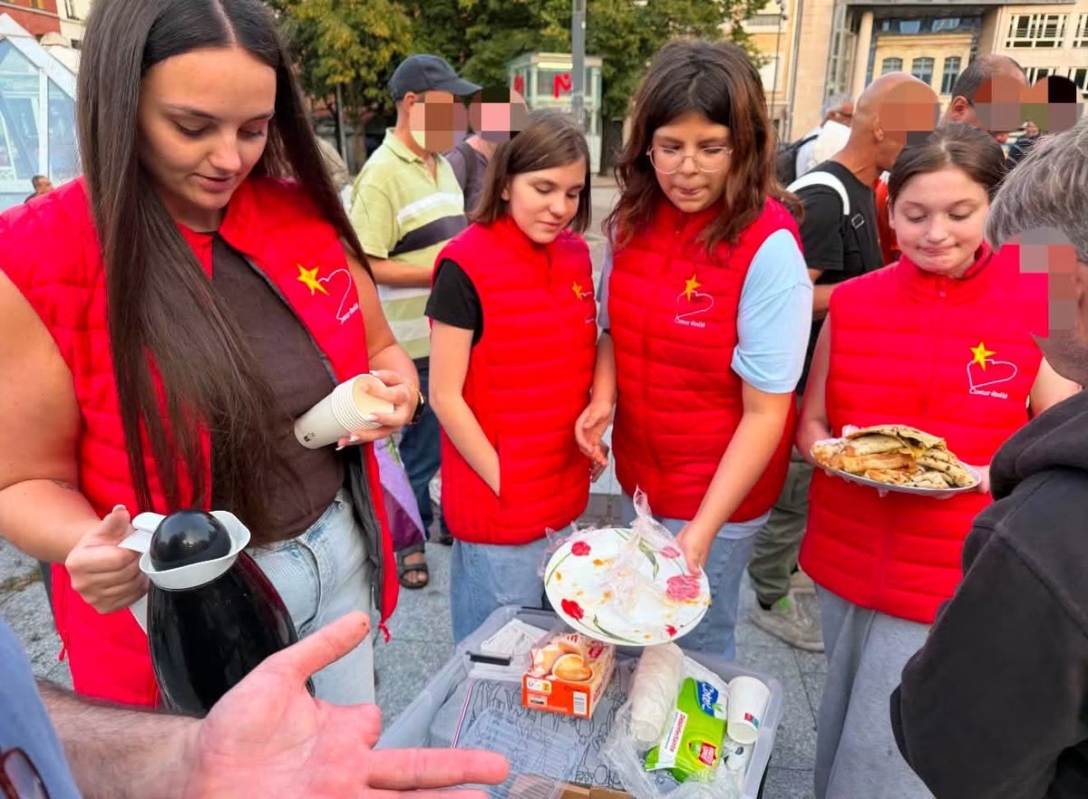 BouananiKalid's tweet photo. Être présent, écouter, partager un repas. Nos maraudes rappellent que personne ne devrait être invisible. Merci à nos bénévoles et donateurs pour leur engagement. 🙏

❤️ Cœur Étoilé 🌟
👉 https://t.co/G1MCJpRV3z
 #Maraude #Solidarité #Bénévolat #Lille #Hellemmes #Sansabrisme https://t.co/MGD3OScNVT