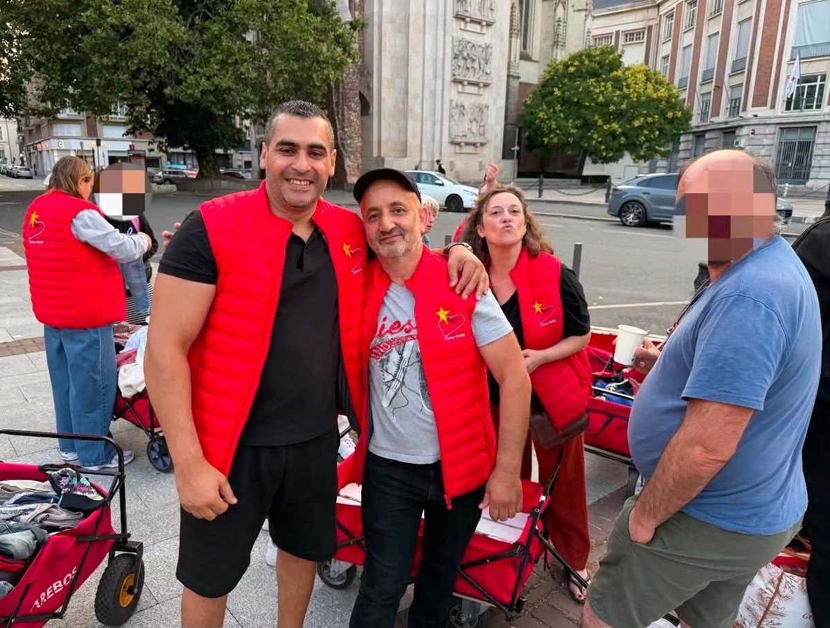 BouananiKalid's tweet photo. Être présent, écouter, partager un repas. Nos maraudes rappellent que personne ne devrait être invisible. Merci à nos bénévoles et donateurs pour leur engagement. 🙏

❤️ Cœur Étoilé 🌟
👉 https://t.co/G1MCJpRV3z
 #Maraude #Solidarité #Bénévolat #Lille #Hellemmes #Sansabrisme https://t.co/MGD3OScNVT