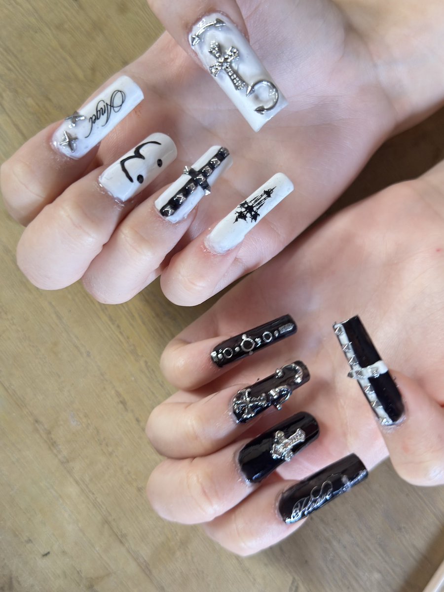 Hannvxah's tweet photo. Nails for my bestfriend! Pls comment some tips im a begginer!
#nails #nailtech #alternative #altnails #alt https://t.co/z7zVKQdwON