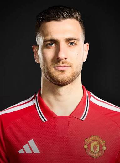 ezesmart222's tweet photo. By the time Dalot will be back, Yoro might have become #MUFC preferred RB.

Yoro has proven to be better option for the RB position.

What do you think? https://t.co/0WRsFAM6O3