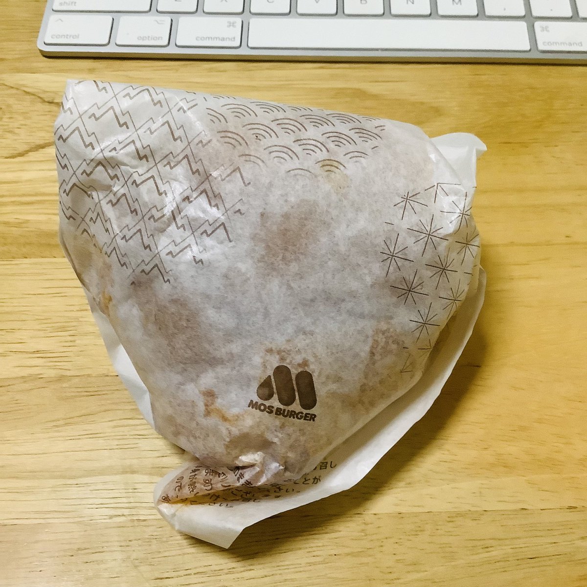 satono_ri's tweet photo. さ。さっき買ってきたスパイシーモスバーガー食べよっと。🍔 https://t.co/YesII33R2T