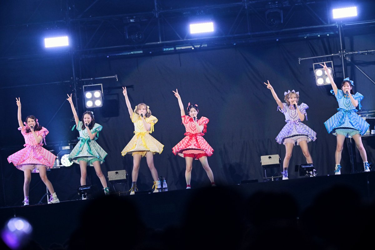 NUMBERSHOT_'s tweet photo. 【FRUITS ZIPPER】
NUMBER SHOTに「NEW KAWAII」を届けてくれたのはFRUITS ZIPPER🎀✨

弾ける笑顔とキュートなパフォーマンスで、会場を魅了🎶
思わず口ずさみたくなる楽曲と息の合ったステージに観客は一瞬で虜に😍

会場一体となりコールを響かせ、FRUITS ZIPPERらしいハッピーなステージを見せてくれました🌈

#FRUITSZIPPER #NUMBERSHOT