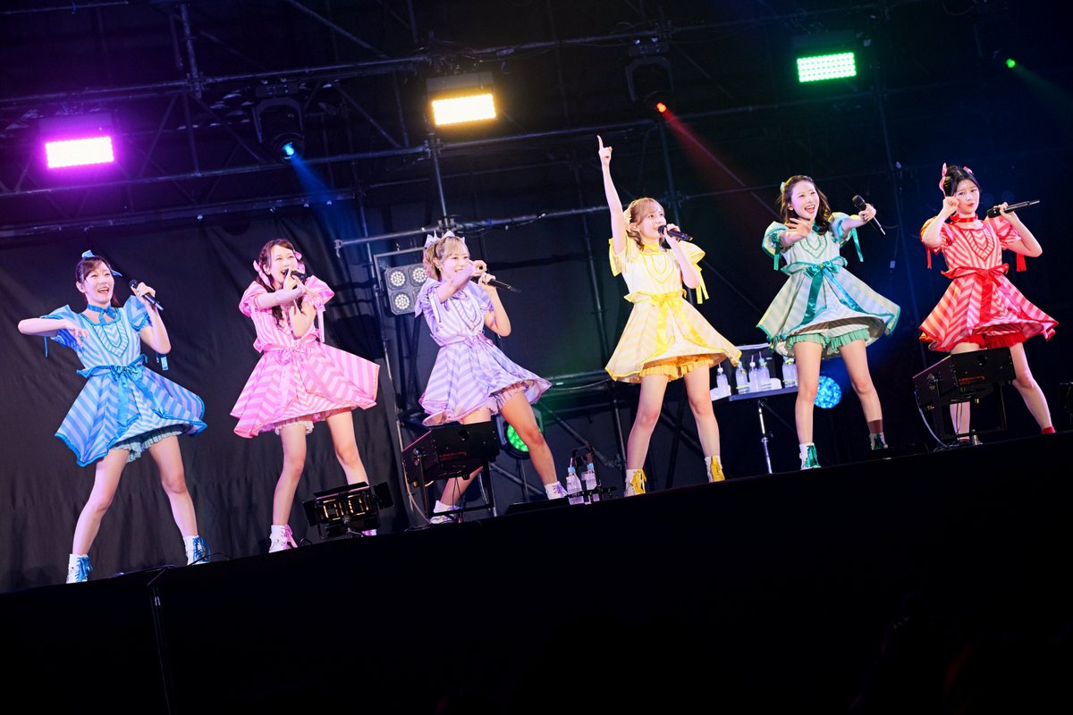 NUMBERSHOT_'s tweet photo. 【FRUITS ZIPPER】
NUMBER SHOTに「NEW KAWAII」を届けてくれたのはFRUITS ZIPPER🎀✨

弾ける笑顔とキュートなパフォーマンスで、会場を魅了🎶
思わず口ずさみたくなる楽曲と息の合ったステージに観客は一瞬で虜に😍

会場一体となりコールを響かせ、FRUITS ZIPPERらしいハッピーなステージを見せてくれました🌈

#FRUITSZIPPER #NUMBERSHOT