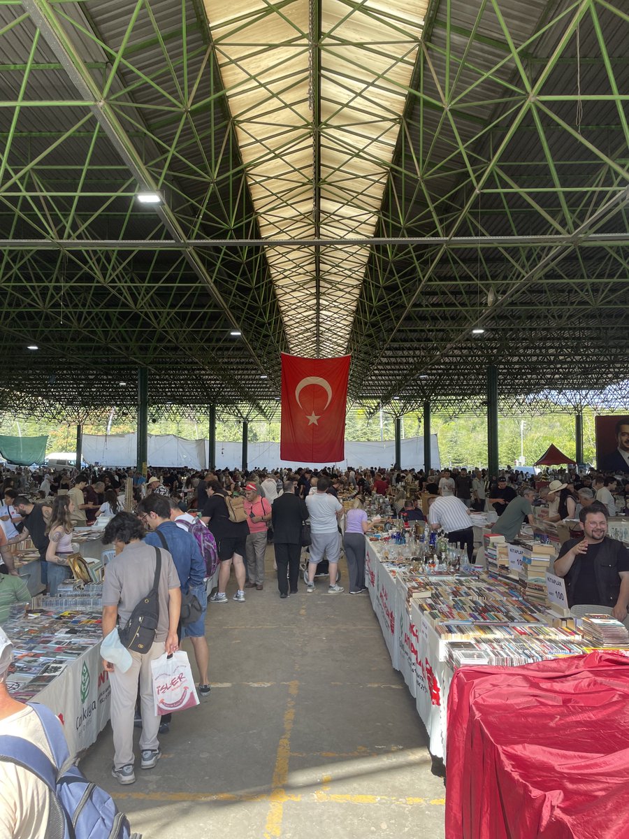 salimaydinn's tweet photo. Bugün, her ayın ilk pazar günü Ankara Çankaya Ayrancı’da kurulan antika pazarındaydık. Rahmetli Haluk Dursun Hocamın, A. Alper Gazigiray müstear ismiyle  yazdığı “Ermeni Terörü’nün Kaynakları” kitabını görünce aldım. Bize mihmandarlık eden Ahmet Özcan hocamıza teşekkür ederim.👇 https://t.co/6LjlCfxloG