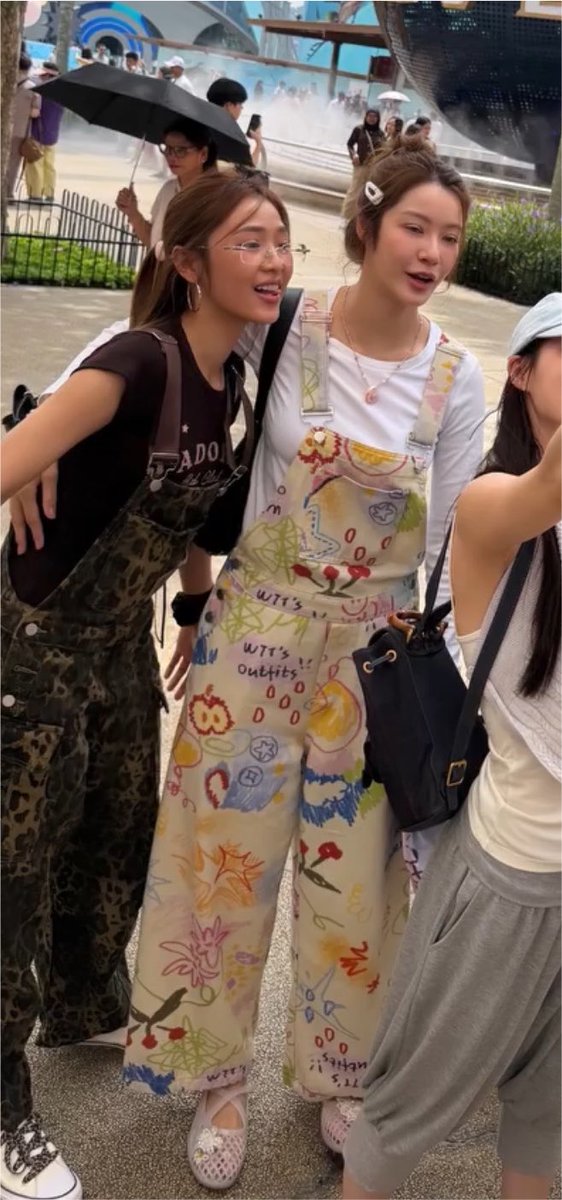 mmffhun's tweet photo. ใส่เอี๊ยมคู่กัน แล้วยังโอบกันอีก กลัวคนไม่รู้ว่าคบกันล่ะมั้ง https://t.co/XeqlMVFl4p