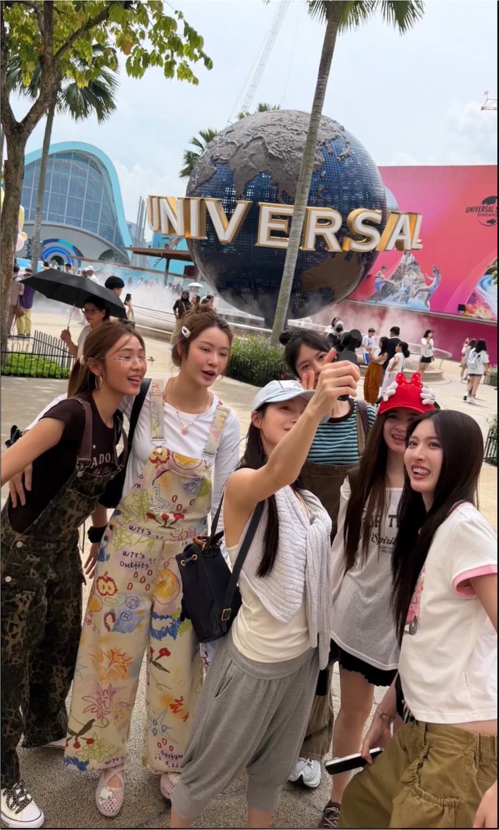 mmffhun's tweet photo. ใส่เอี๊ยมคู่กัน แล้วยังโอบกันอีก กลัวคนไม่รู้ว่าคบกันล่ะมั้ง https://t.co/XeqlMVFl4p