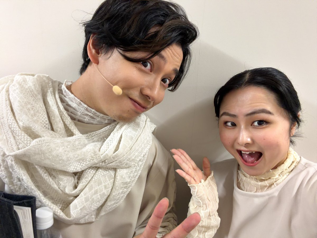 mizukichi_1112n's tweet photo. BEYOND DAWN 3日目ご来場ありがとうございました🙇‍♀️
今日で折り返し！

本日千穐楽を迎えられました西村さんとお写真撮っていただきました🙇‍♀️
松陰ぶりの西村さんで今回ご一緒できて嬉しかったです👏
ありがとうございました🙇‍♀️

バトンを受け継いで千穐楽まで頑張ります

#himawariBD 
#ビヨンドドーン https://t.co/33Riq2Le6C