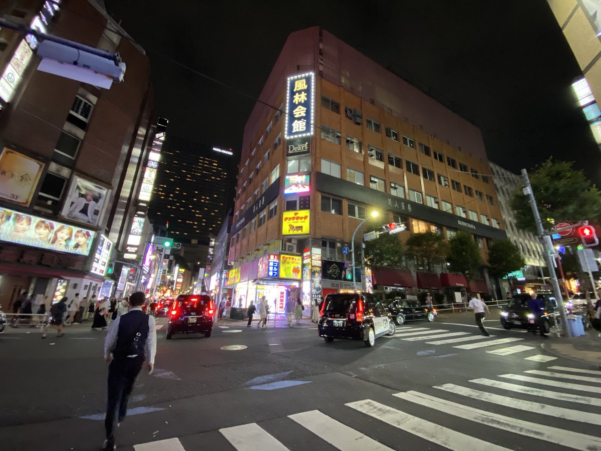gihuboy's tweet photo. 新宿歌舞伎散歩
日曜日のこの賑やかさはみてるだけでいい気持ちになれますねぇ、、、若さは素晴らしいね、 https://t.co/VHgG0L0MLh