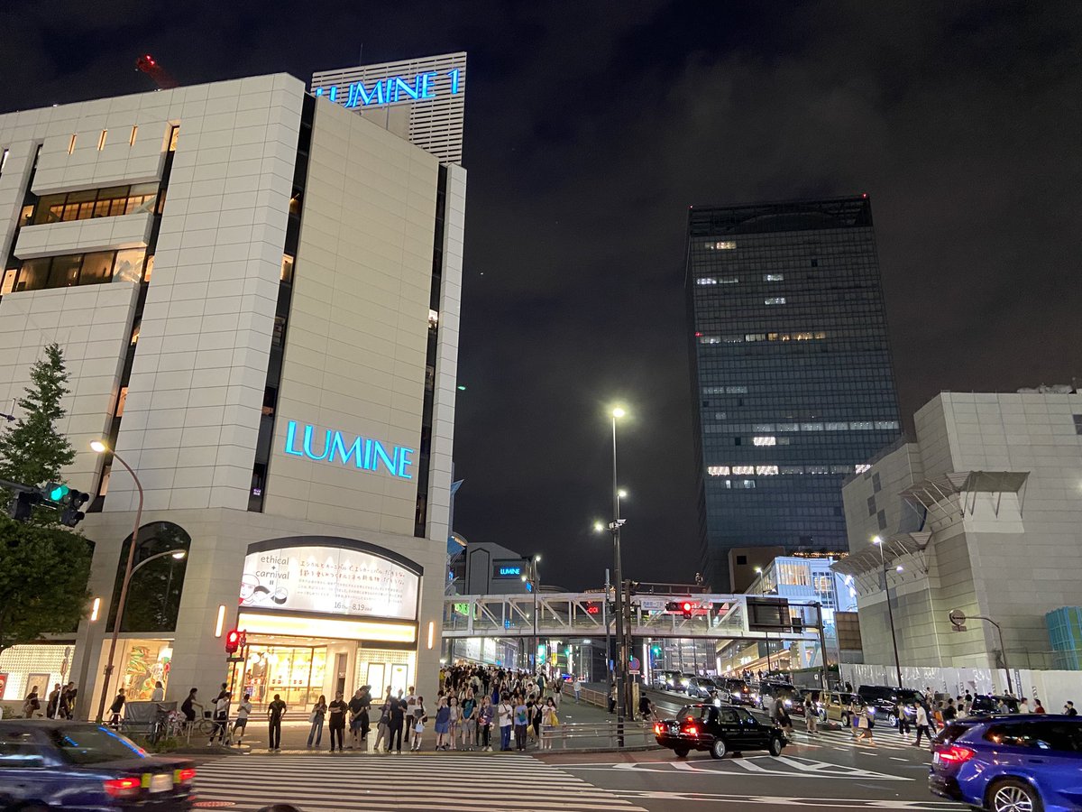 gihuboy's tweet photo. 新宿歌舞伎散歩
日曜日のこの賑やかさはみてるだけでいい気持ちになれますねぇ、、、若さは素晴らしいね、 https://t.co/VHgG0L0MLh