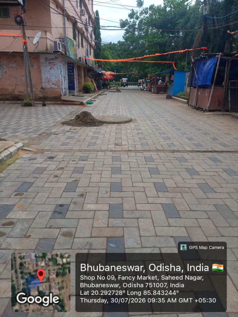 OdishaSimanta's tweet photo. During monsoon @bmcbbsr cleans the sludge from sewerage tanks on the road. Then the sludge is left in mounds on the road to be washed by rains,get into the atmosphere,enter our food chain. Pics from Ward 30. Please have them lifted @HUDDeptOdisha @ChanchalRanaIAS https://t.co/FNuuz2vFxB