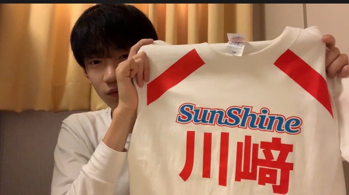 superstar_hc's tweet photo. 川﨑家って舞台のパネルとか風船とか、舞台グッズがたくさんある印象なんだけど、まさかジュニアマンションの布も持って帰るんだろうか https://t.co/8NQklzumym