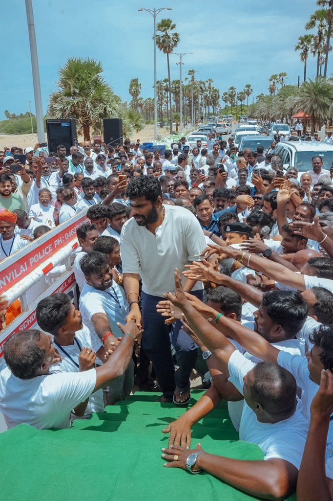 annamalai_k's tweet photo. இன்று உவரியில், நமது @WTLFoundation அமைப்பின் சார்பில் "சுத்தமான, வளமான தமிழகம்" இயக்கத்தின் கீழ் சுற்றுச்சூழல் பாதுகாப்பு மற்றும் தூய்மைப் பணிகளில் ஈடுபட்ட தன்னார்வலர்களை சந்தித்ததில் மகிழ்ச்சி. பொதுமக்கள், இளைஞர்கள் மற்றும் சகோதர, சகோதரிகளின் உற்சாகமான பங்களிப்பு மிகுந்த பாராட்டுக்குரியது.  

சுத்தம், பசுமை, பொதுமக்கள் பங்களிப்பு – இந்த மூன்றும் இணைந்தால்தான் வளமான தமிழகம் உருவாகும். இந்தப் பயணத்தில் தொடர்ந்து இணைந்து, நம் மண்ணையும், நம் இயற்கையையும், நம் எதிர்காலத்தையும் பாதுகாப்போம். (1/2)