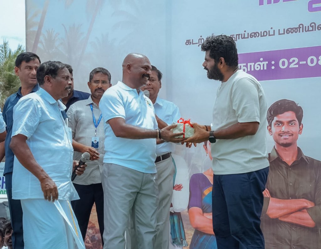 annamalai_k's tweet photo. இன்று உவரியில், நமது @WTLFoundation அமைப்பின் சார்பில் "சுத்தமான, வளமான தமிழகம்" இயக்கத்தின் கீழ் சுற்றுச்சூழல் பாதுகாப்பு மற்றும் தூய்மைப் பணிகளில் ஈடுபட்ட தன்னார்வலர்களை சந்தித்ததில் மகிழ்ச்சி. பொதுமக்கள், இளைஞர்கள் மற்றும் சகோதர, சகோதரிகளின் உற்சாகமான பங்களிப்பு மிகுந்த பாராட்டுக்குரியது.  

சுத்தம், பசுமை, பொதுமக்கள் பங்களிப்பு – இந்த மூன்றும் இணைந்தால்தான் வளமான தமிழகம் உருவாகும். இந்தப் பயணத்தில் தொடர்ந்து இணைந்து, நம் மண்ணையும், நம் இயற்கையையும், நம் எதிர்காலத்தையும் பாதுகாப்போம். (1/2)