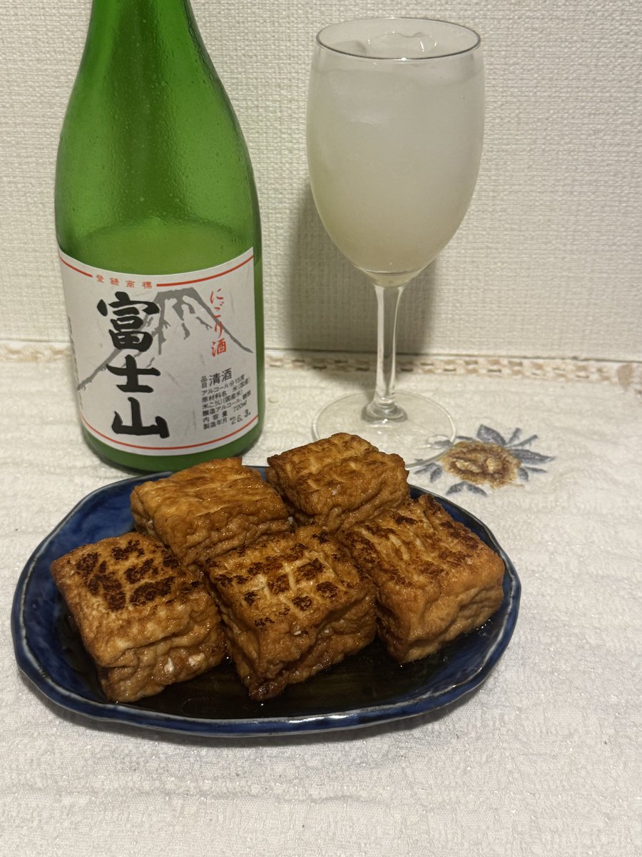 eijikimura1's tweet photo. お疲れ様です！
今夜は日本酒ハイボールと厚揚げ🐥✨ https://t.co/7SZzbFjK4n