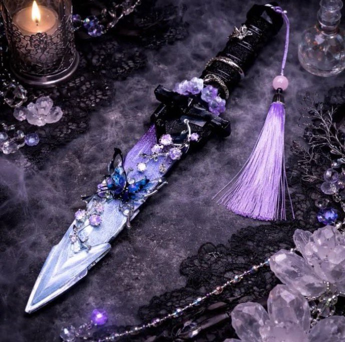 _littlethicket's tweet photo. a secret whimsy guarded deep in the garden by a flower-kissed dagger 🗡️ https://t.co/SmM4gbpdUx