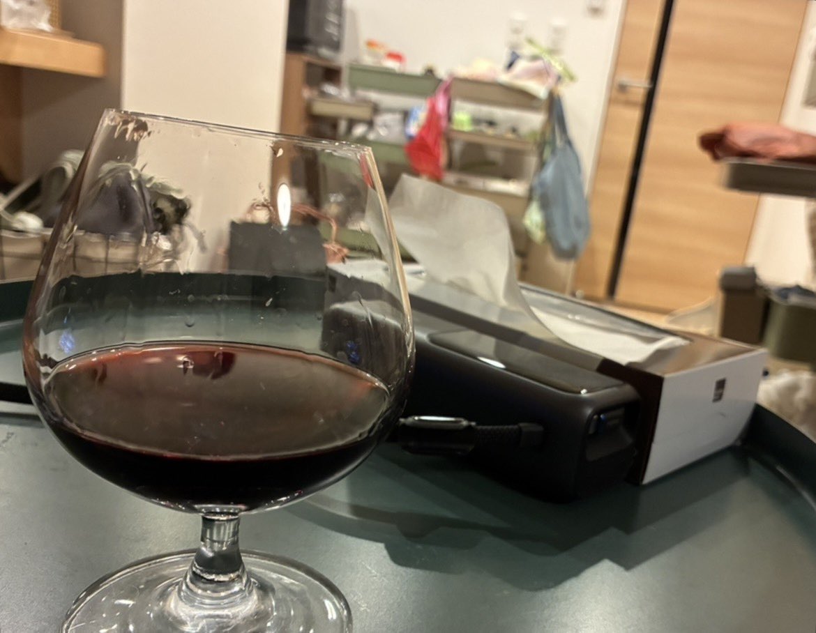 omame066's tweet photo. 息子に搾乳した母乳をあげながら
ワインを飲むかーちゃん。

いいですよね？🥹うん、全然イイ！笑

ちゃんとお酒のんで16時間は、搾乳した母乳は捨ててます🤱
(その間はミルクか、冷凍してる母乳あげてます🌼) https://t.co/0we3mfSuAk