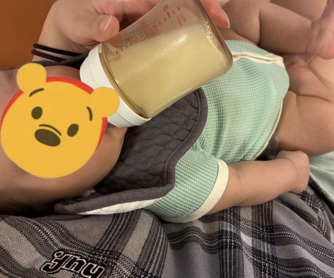 omame066's tweet photo. 息子に搾乳した母乳をあげながら
ワインを飲むかーちゃん。

いいですよね？🥹うん、全然イイ！笑

ちゃんとお酒のんで16時間は、搾乳した母乳は捨ててます🤱
(その間はミルクか、冷凍してる母乳あげてます🌼) https://t.co/0we3mfSuAk