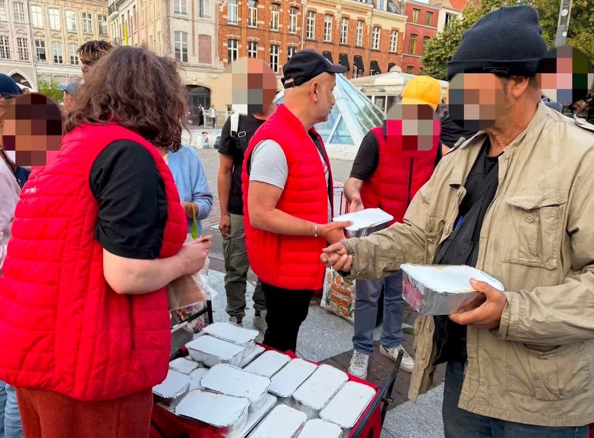 BouananiKalid's tweet photo. La solidarité ne demande pas d’être riche, seulement d’avoir du cœur. Chaque maraude est une rencontre, un échange &amp; un moment de dignité partagé avec celles &amp; ceux qui en ont besoin.

❤️ Cœur Étoilé 🌟
👉 https://t.co/G1MCJpRV3z
#Entraide #Solidarité #Lille #Humanité #Hellemmes https://t.co/m9ti57MIin