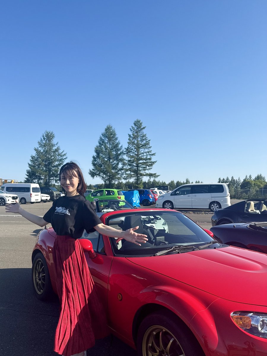 hanzakiyoshiko's tweet photo. マツダオール北海道ファンフェスタ2026へご来場いただいた皆さま、本当にありがとうございました🚗
強い陽射しの中、たくさんの皆さまが共に駆け抜けてくださった時間、最後は熱い涙が込み上げました。
レースでは、走る歓びをどこまでも。
表彰式のプレゼンターを横井社長とご一緒させていただきました。

本日のステージでは、北海道MAZDAイメージソング「はじまりの鍵」と、もう一つの新曲「未来を運ぶ風」を初披露致しました。先ほど動画が公開となりましたので、ぜひお聞き下さい♪
🚗北海道マツダイメージソング
「未来を運ぶ風」MV 北海道マツダ×半﨑美子https://t.co/xeccOyc1HO