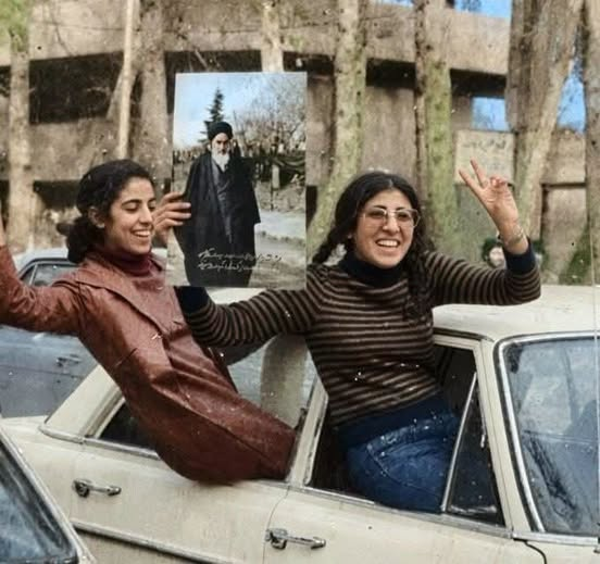 LeofaccoTweet's tweet photo. Questa immagine mostra Sahar Mohammadi (a sinistra) e Maryam Rafie (a destra) mentre festeggiano l'arrivo dell'Ayatollah Khomeini a Teheran nel 1979.
Entrambe le donne erano studentesse di sinistra che sostenevano la rivoluzione, convinte che avrebbe portato modernità.
📷Maryam Rafie, con gli occhiali e le trecce nella foto, fu successivamente giustiziata dal regime di Khomeini.
📷Sahar Mohammadi fuggì in Svezia quattro anni dopo la rivoluzione, diventando una rifugiata politica
La foto è spesso citata come simbolo storico dell'alleanza tra gruppi laici di sinistra e islamisti per rovesciare lo Shah.