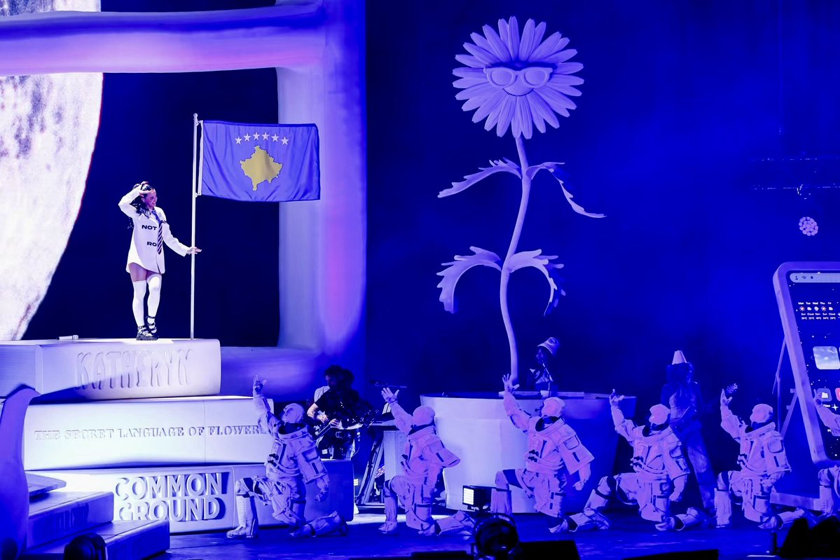 VjosaOsmaniPRKS's tweet photo. Some people put Kosovo on the map. Others make the world fall in love with it.

@DUALIPA has done both.

Through Sunny Hill, she has brought people from across the world to Prishtina and given our country a stage unlike any other. Through her music, her voice, and her unwavering love for her homeland, she carries the spirit of Kosovo to millions around the globe.

For every young person who sees their country celebrated on the world stage, for every visitor who discovers Kosovo through Sunny Hill Festival, and for an entire nation that feels so much prouder of where they come from: THANK YOU, Dua.

You have shown the world that Kosovo is not only a place on the map. It is a place with a heart, a voice, and a dream. 🇽🇰❤️

📸 @2026sunnyhill