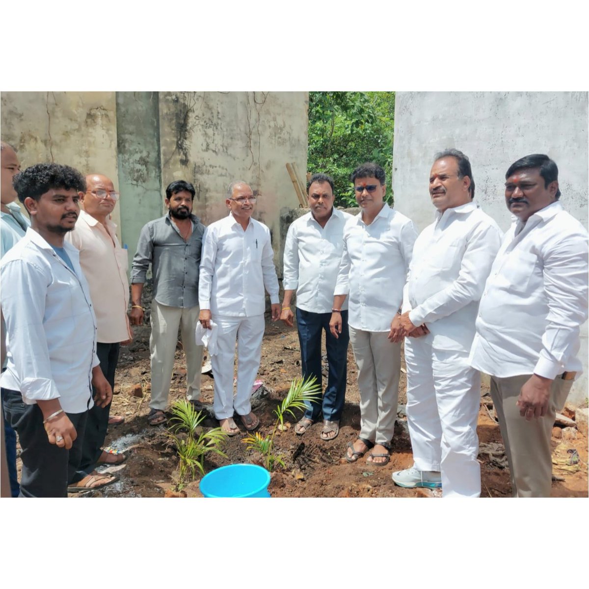 kp_vivekanand's tweet photo. మోడల్ గ్రేవ్ యార్డ్ గా కళావతి నగర్ వైకుంఠ ధామాన్ని తీర్చిదిద్దుతాం : బిఆర్ఎస్ ఎల్పి విప్, ఎమ్మెల్యే కేపీ.వివేకానంద్ గారు... 

 ఈరోజు 129 - సూరారం డివిజన్  కళావతి నగర్ లోని  వైకుంఠధామం సుందరీకరణ పనుల్లో భాగంగా వైకుంఠధామంలో బిఆర్ఎస్ ఎల్పి విప్, ఎమ్మెల్యే కేపీ.వివేకానంద్ గారు చెట్లను నాటారు.

 ఈ సందర్భంగా వారు మాట్లాడుతూ....

🪴 ప్రతి మనిషి జీవితంలోని చివరి మజిలీని గౌరవప్రదంగా నిర్వహించేందుకు అన్ని మౌలిక వసతులతో కూడిన మోడ్రన్ గ్రేవ్ యార్డ్ గా కళావతి నగర్ వైకుంఠధామాన్ని అభివృద్ధి పరుస్తున్నామని అన్నారు. 

🪴 వైకుంఠధామాల సుందరీకరణలో భాగంగా ఈ వైకుంఠధామంలో చెట్లను నాటడంతో పాటు  సీసీ రోడ్డు నిర్మాణము, అధునాతన దహన వాటికల నిర్మాణముతో పాటు రానున్న రోజుల్లో మరిన్ని సదుపాయాలను కల్పించి వైకుంఠధామాన్ని  మోడ్రన్  గ్రేవ్ యార్డ్ గా తీర్చిదిద్దుతామన్నారు.

 ఈ కార్యక్రమంలో డివిజన్ అధ్యక్షులు పుప్పాల భాస్కర్, కళావతి నగర్ వైకుంఠధామం అభివృద్ధి కమిటీ సభ్యులు ముద్దాపురం మధన్ గౌడ్, రజితా రత్నం, సీనియర్ నాయకులు సిద్దిక్, కోల శ్రీకాంత్ ముదిరాజ్, రవి తదితరులు పాల్గొన్నారు.