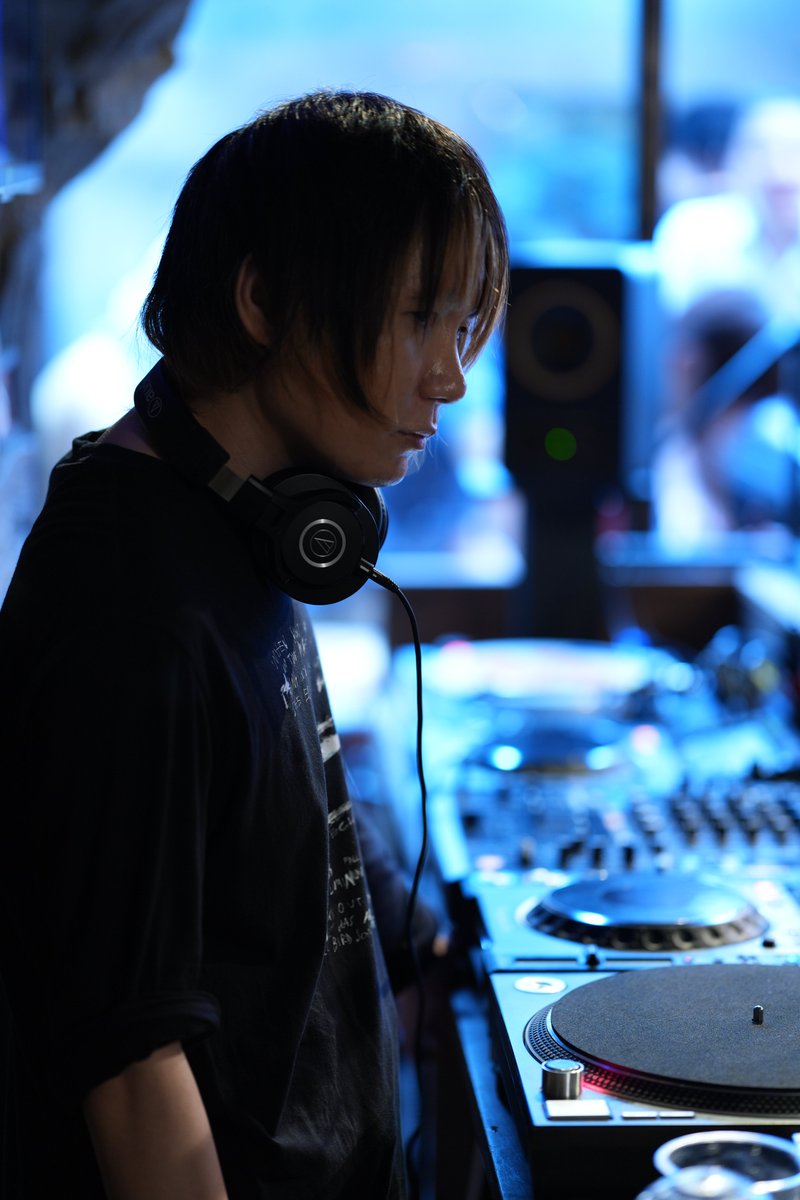 kitanoarata1980's tweet photo. ＤＪブースの佐藤天彦九段。クラップ鳴って踊るダンスホールの喧噪が終わった後に……的な🪩🕺 https://t.co/l1t3NvnqkW