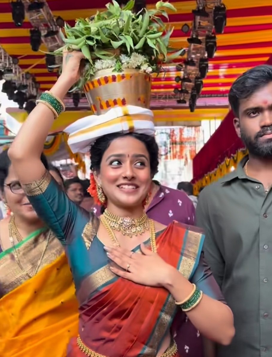Suzenbabu's tweet photo. బోనమెత్తిన హీరోయిన్..
సికింద్రాబాద్ ఉజ్జయని మహంకాళి అమ్మవారికి బోనం సమర్పించిన #vaishnavichaitanya

#Epic #Arya40 #bonalu #mahankali https://t.co/nXqeP4ODfh