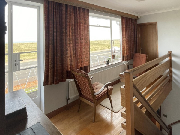 WowHauser's tweet photo. Pretty much a time capsule of the era, this 1960s RG Carter modern house in Great Yarmouth, Norfolk, has had a drop in asking price. An amazing number of original details in place here. https://t.co/4zizL7CMkh https://t.co/xC36ylooMC