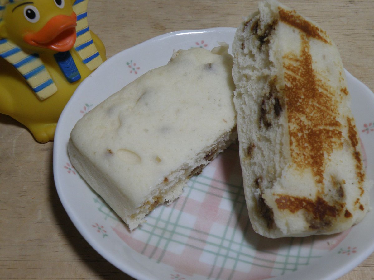 Bee2Squid's tweet photo. 米粉パンシリーズ最後は
デーツ（ナツメヤシ）を細かく刻んでから混ぜ込んでみました。
せっかくなので片面だけフライパンで焼き目をつけてみました。

デーツの濃厚な甘みが最高でした

次回の予告：
ホットケーキミックスで遊んでみます。 https://t.co/sK4KsrRZNR