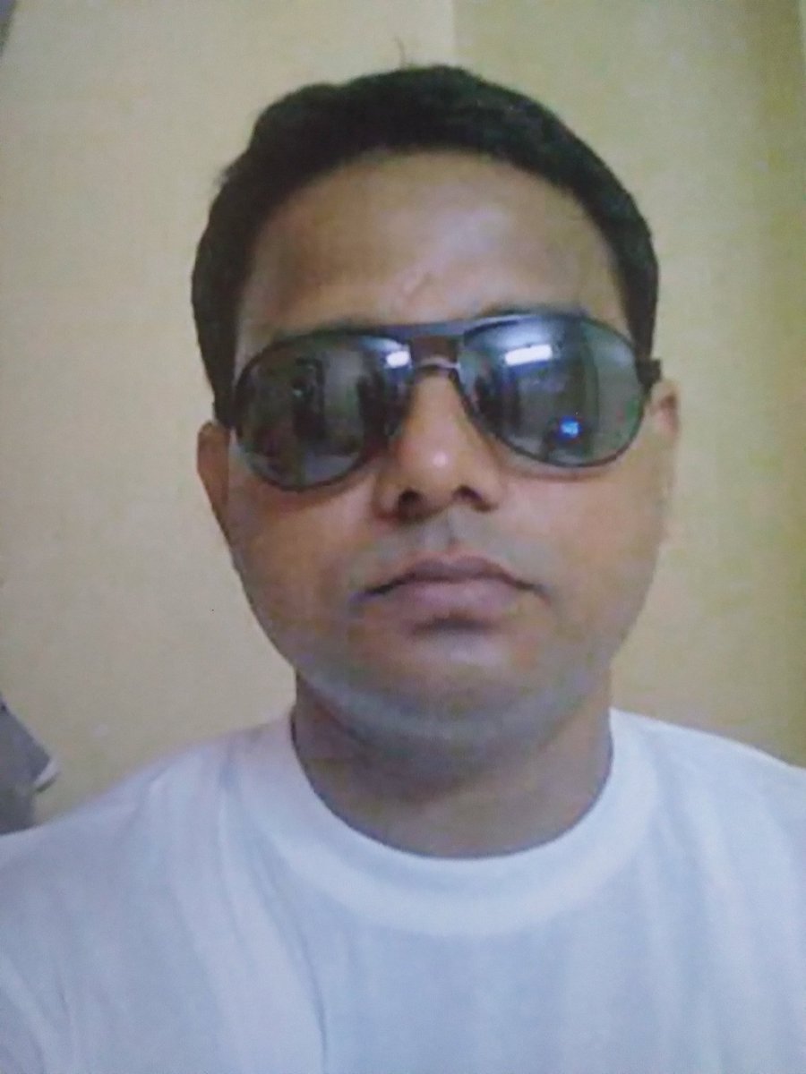 Neeraj_Bhawanii's tweet photo. ये दोनों,
डॉ. निमो यादव (प्रतीक शर्मा) और क्रांति कुमार, आए थे बीजेपी को देश से भगाने.

@DrNimoYadav @KraantiKumar

इनमें से प्रतीक शर्मा, यादव बनकर पिछड़ों का भरोसा जीतते हुए खूब फॉलोअर बटोरे. इसे यादव समझकर इसकी जाति के लोग इसे बाप बनाकर सिर पर बिठाए घूम रहे थे.
अब यही निमो यादव उर्फ़ प्रतीक शर्मा बीजेपी के लिए बैटिंग कर रहा है.

दूसरा है बहुजन लहसुन क्रांति कुमार, जो यूपी में दलित है और महाराष्ट्र जाते ही पिछड़ा हो गया.  यूपी के दलितों का रहनुमा बनने का ढोंग रचकर इसने भी खूब फॉलोअर बटोरे और कहा कि, “मैं बीजेपी को ग्लोब से बाहर कर दूँगा.”

इसे भी हमारे बुद्धिहीन दलित भाई लोग अपना बाप बना लिए.
लेकिन अब यही क्रांति कुमार यूपी में बीजेपी का खुलेआम समर्थन कर रहा है.

ध्यान रहे,
नाम के पीछे “क्रांति” जोड़ लेने से आप कोई क्रांतिकारी नहीं बन जाएंगे, आप दलाल भी निकल सकते हैं.
साक्ष्य कमेंट में संलग्न है.