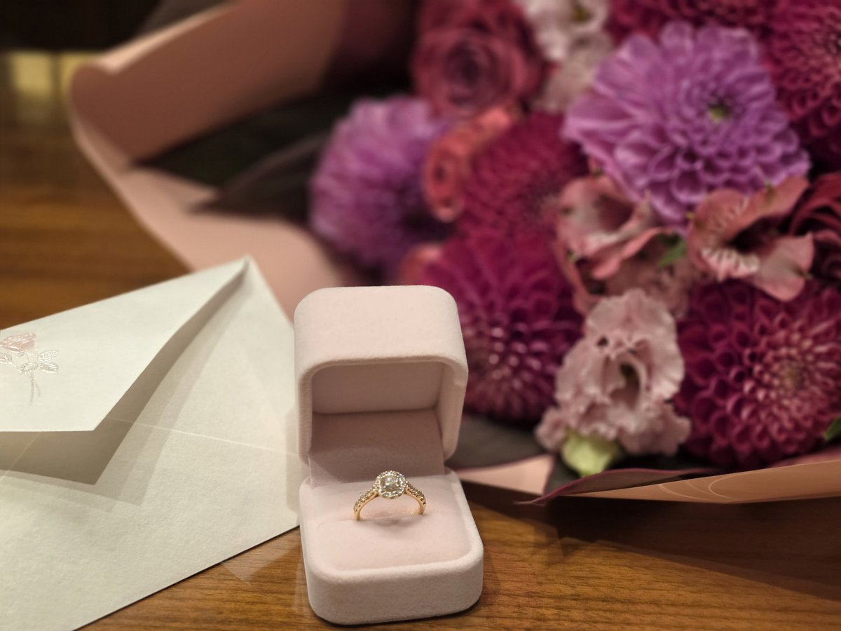 a_micchon's tweet photo. 婚約指輪、友達に「金とダイヤでバカ成金みたいな指輪欲しい！」って言って作って貰ったんだけどビビるくらいガチでエグいくらい良い指輪にしてくれたの本当に感謝しかない
普段使いして自慢しまくって欲しい https://t.co/Uo3LJCJOcH