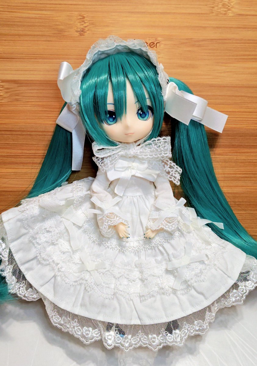 aoz0ra3ta1's tweet photo. こまひな制作室様から届いたお洋服を着せたら「ミクさん」から「ミクお嬢様」って呼ばないといけない雰囲気を醸し出している気がします。
宣伝写真では気が付きませんでしたがレースの上に手作業で縫い付けられたビーズがキラキラしててとても綺麗なお洋服です。
#こまひな制作室 https://t.co/UQ8HjTJuey