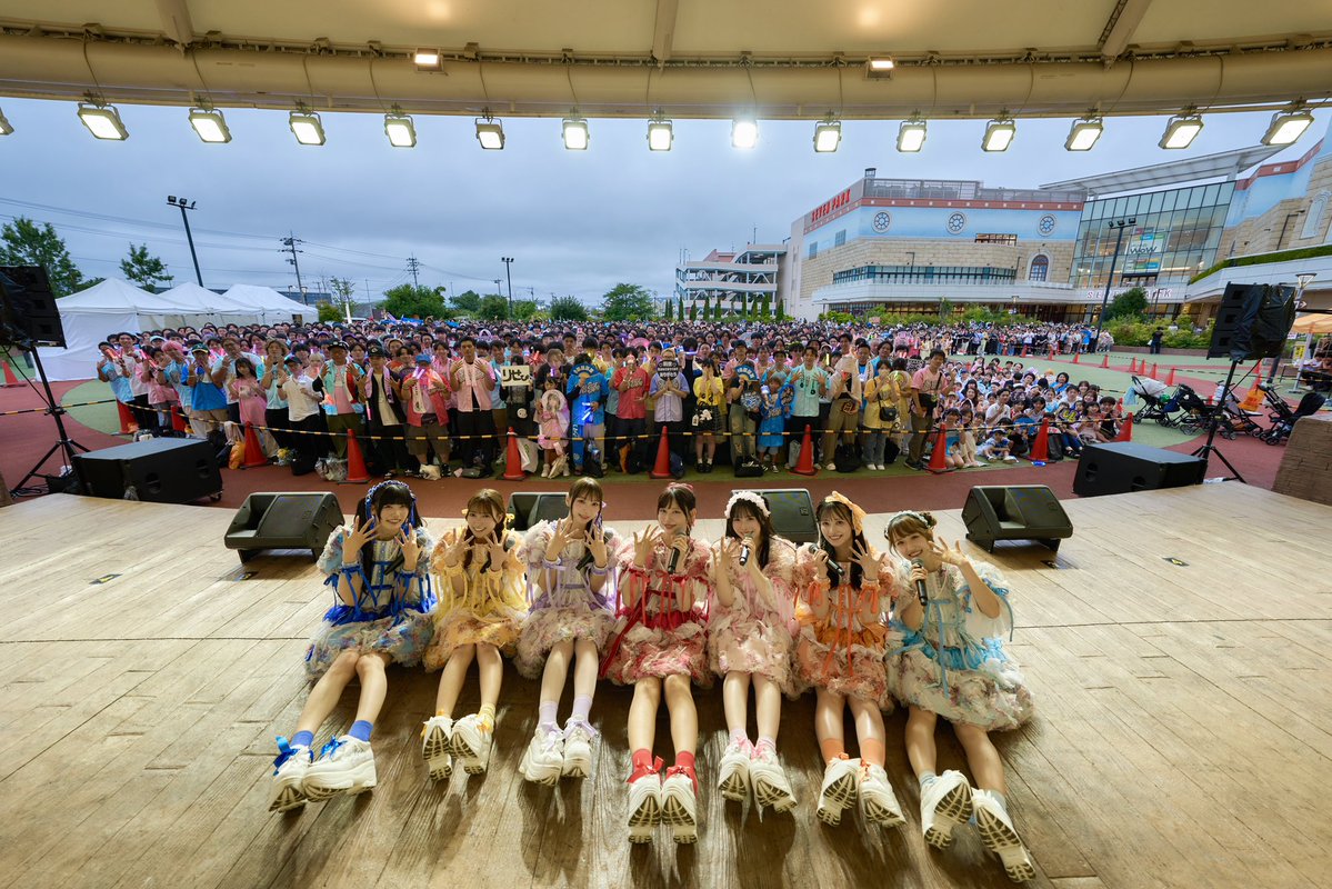 SWEET_STEADY's tweet photo. 🎪💐＃すいすて  最高の集合写真💐🎪

たーくさん集まってくれてありがとう💓

8/2(日) 
『3rdシングル SWEET STEP 発売記念リリースイベント』
📍千葉県 セブンパークアリオ柏 屋外スマイルパーク

▼8/23ぴあアリーナワンマンライブ💫
https://t.co/setcnXQHbq

💙奥田彩友　＠ayu_ss0107
🩵音井結衣　＠yui_ss0109
🩷栗田なつか　＠natsuka_ss0719
💜塩川莉世　＠rise_ss0731
❤️白石まゆみ　＠mayumi_ss1227
🧡庄司なぎさ　＠nagisa_ss1029
💛山内咲奈　＠sakina_ss0229

▼「THE FIRST TAKE」みる👀
https://t.co/3NPtL0Itoa

▼『SWEET STEP』MV🎪
https://t.co/oKBinTVU8d

＃SWEETSTEADY ＃すいすて