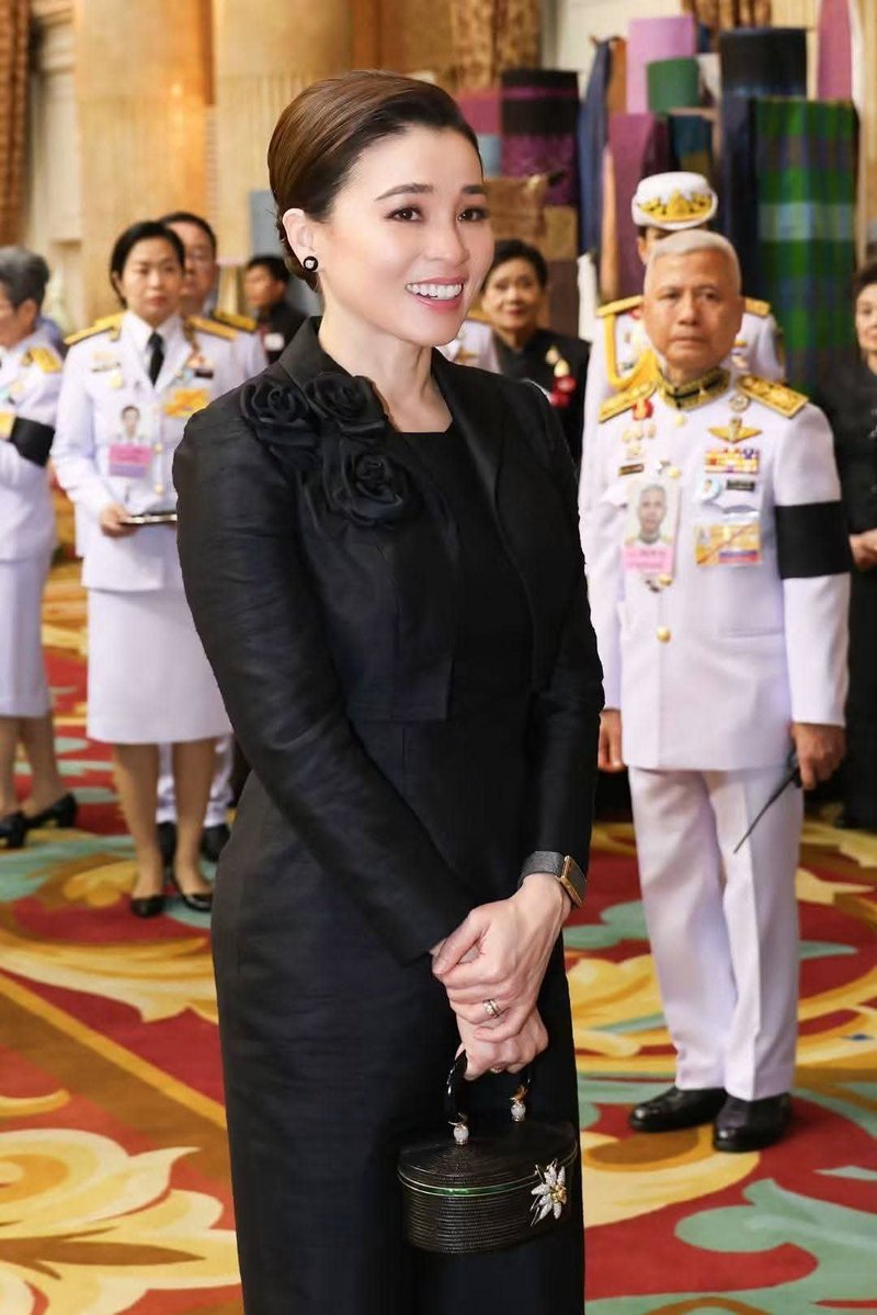 praphatsonkham1's tweet photo. ดอกกุหลาบที่ฉลองค์พระองค์ 
และ เอลเดอไวท์ที่ กระเป๋าย่านลิปเพา กิมมิกที่เข้ากับงานมากๆ ทั้งวันสตรีไทยและโครงการหลวง57 https://t.co/89niXRe2Bi
