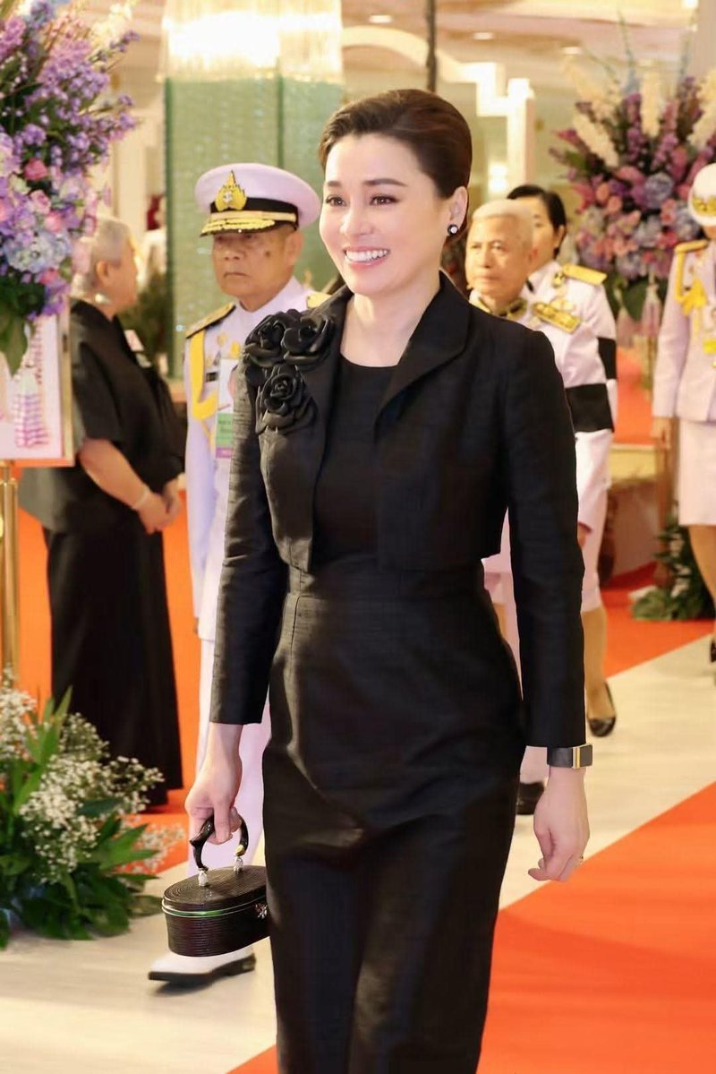 praphatsonkham1's tweet photo. ดอกกุหลาบที่ฉลองค์พระองค์ 
และ เอลเดอไวท์ที่ กระเป๋าย่านลิปเพา กิมมิกที่เข้ากับงานมากๆ ทั้งวันสตรีไทยและโครงการหลวง57 https://t.co/89niXRe2Bi